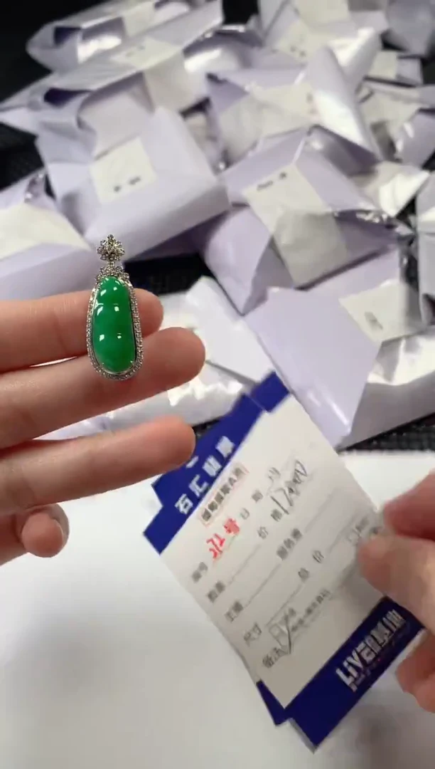 颈饰18K金镶嵌翡翠1