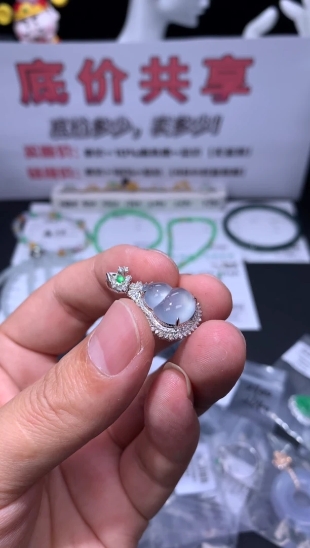 颈饰18K金镶嵌翡翠48小时鉴赏期 退货不扣服务费