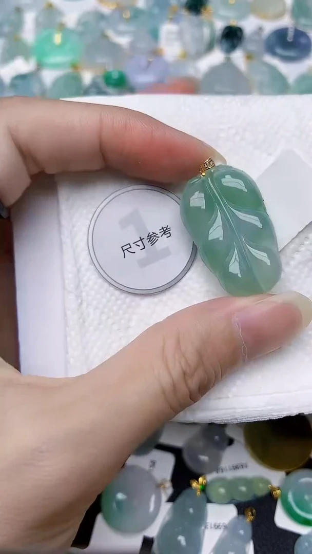 颈饰18K金镶嵌翡翠天然A货翡翠