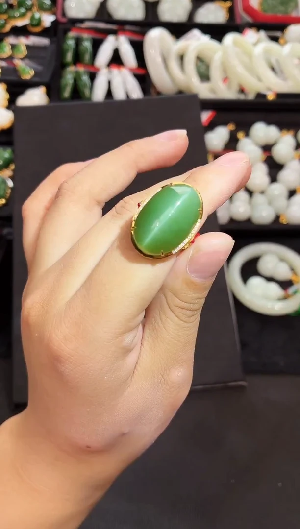 18K金镶嵌戒指和田玉多样性发一