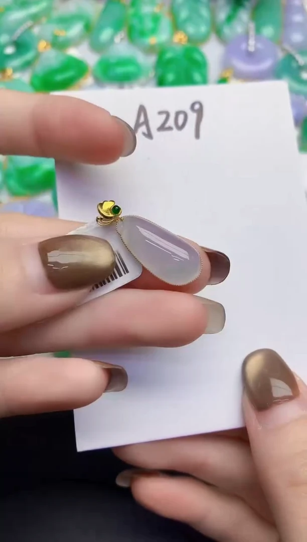 颈饰18K金镶嵌翡翠缅甸天然翡翠A货