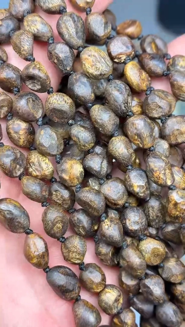 沉香手串 海南红金猊随型长串沉水留疤多样性发其一