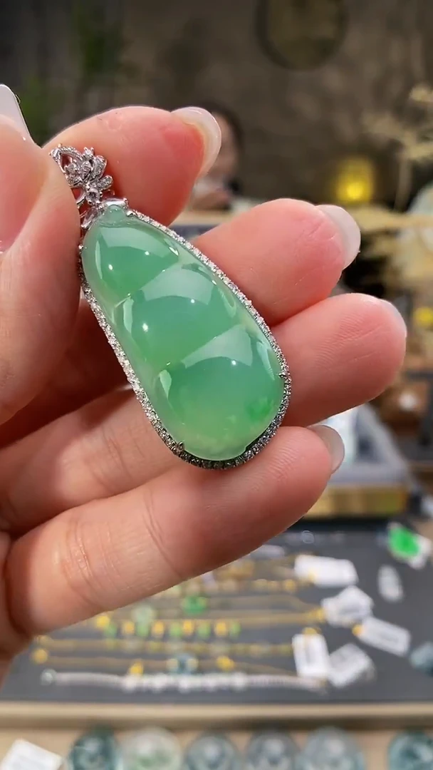 吊坠(不含链)18K金镶嵌翡翠豆子