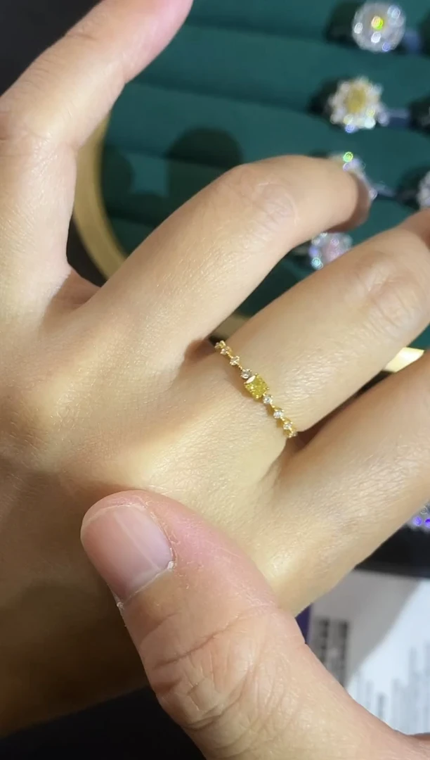 18K金镶嵌戒指钻石222