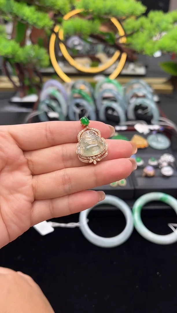 颈饰18K金镶嵌翡翠吊坠