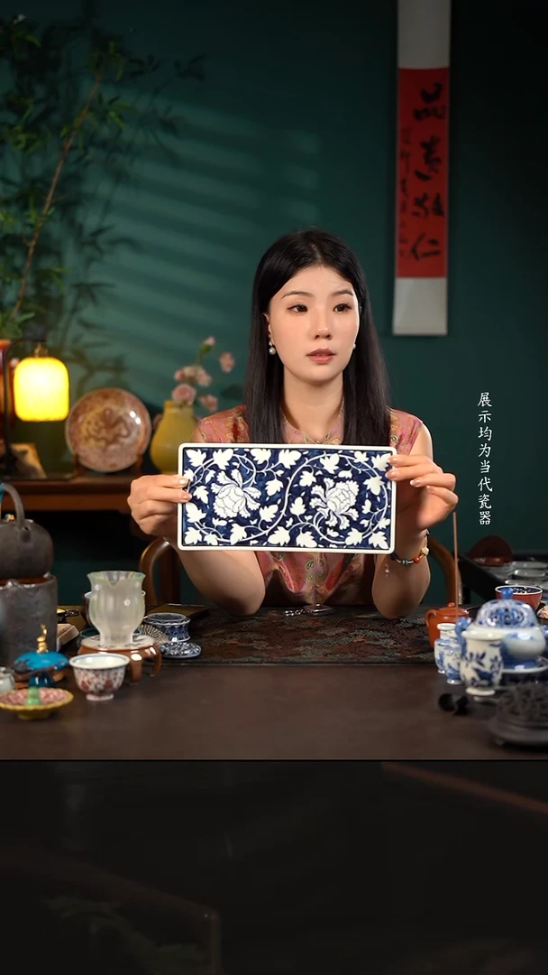 子润窑蓝地暗刻缠枝牡丹长茶盘