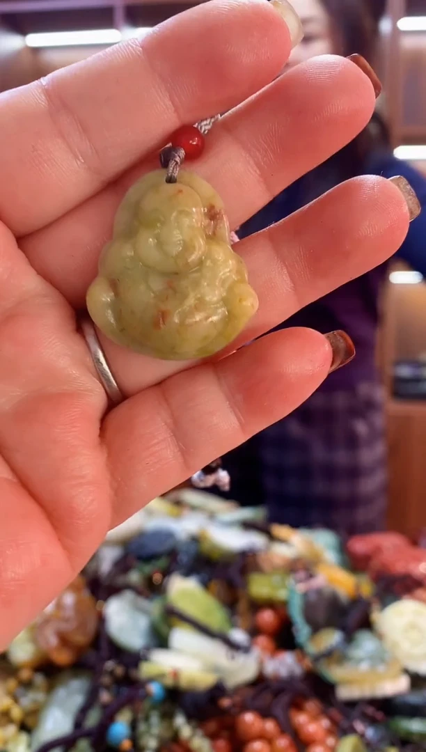 未镶嵌蛇纹石玉吊坠