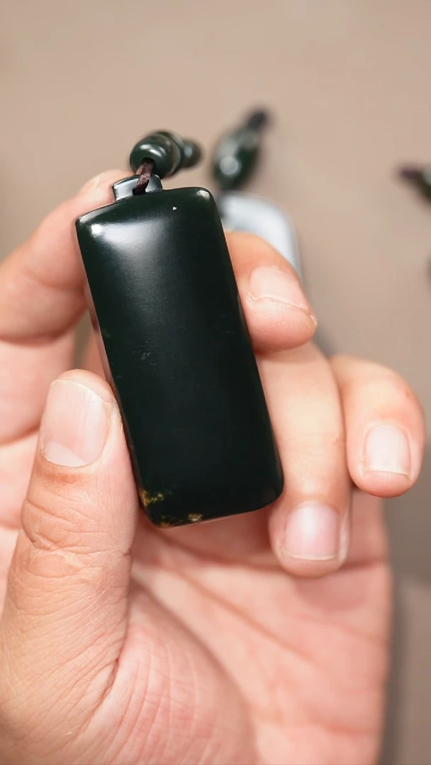 颈饰未镶嵌岫岩河磨玉（透闪石质玉）上**鸿10000