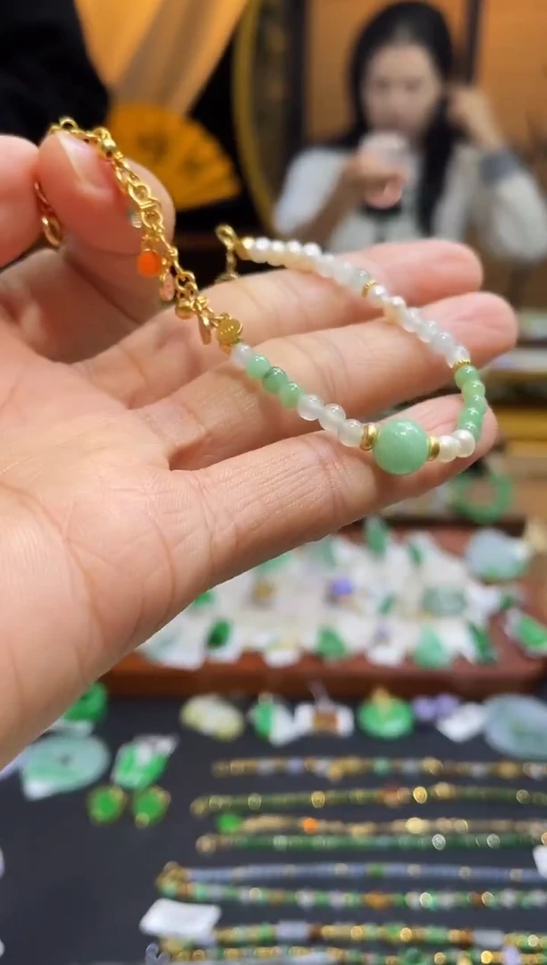 颈饰未镶嵌翡翠手链   百元以下不出证