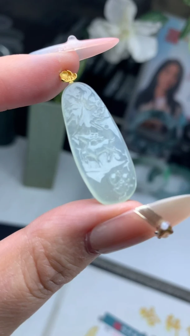 颈饰18K金镶嵌翡翠一鹿有你