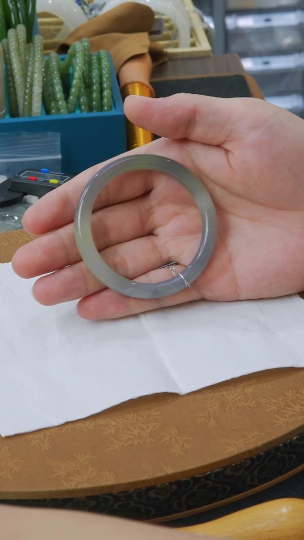 和田玉手镯未镶嵌56-57圈口特色冰翠青