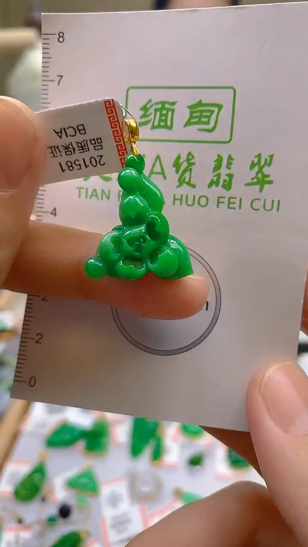 翡翠18K金镶嵌颈饰天然翡翠A货，支持复检
