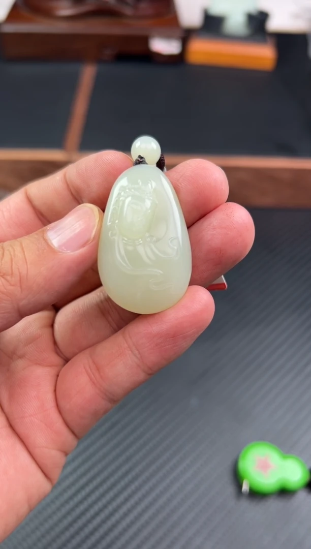 【闪购商品】和田玉吊坠(赠链)未镶嵌且末微色差迪克兰一细