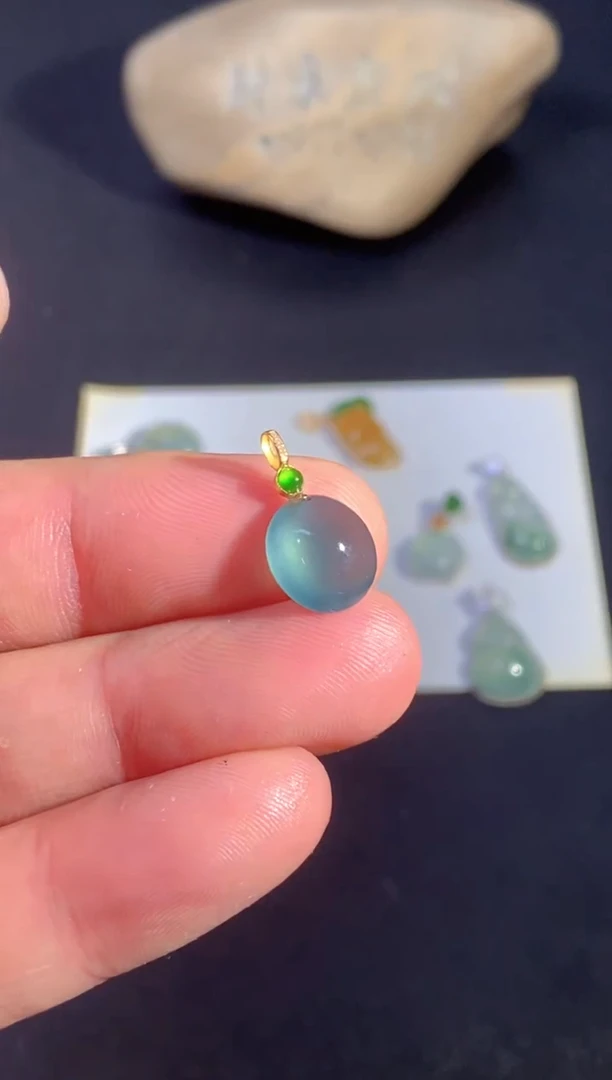 颈饰18K金镶嵌翡翠