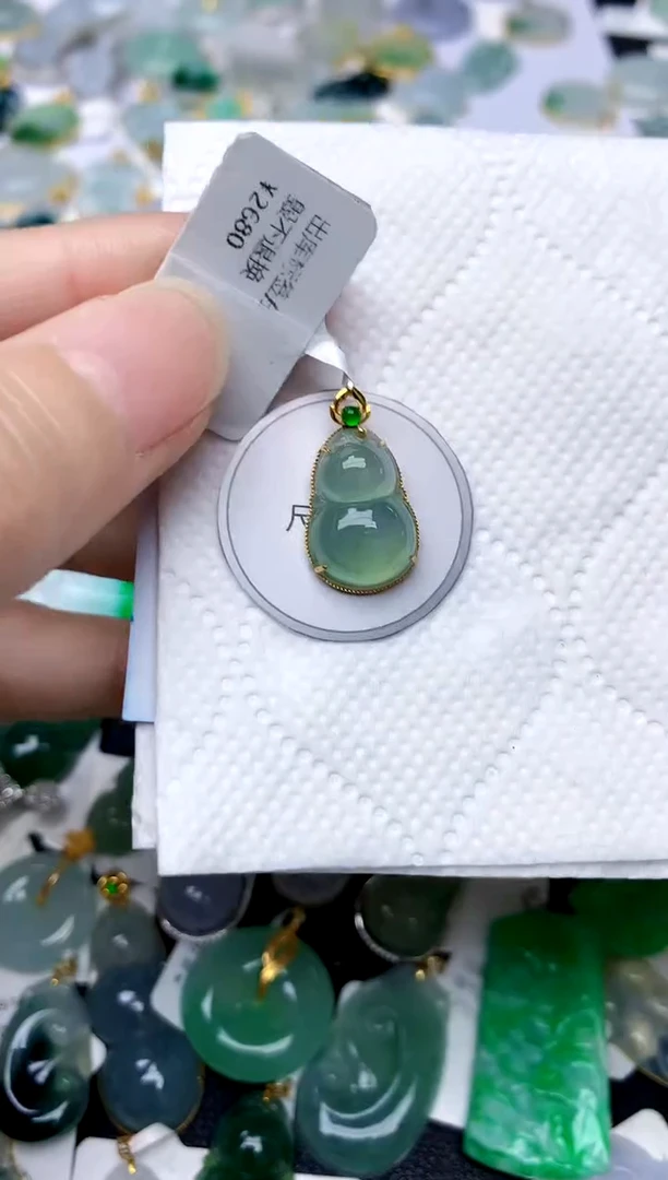 颈饰18K金镶嵌翡翠天然A货翡翠
