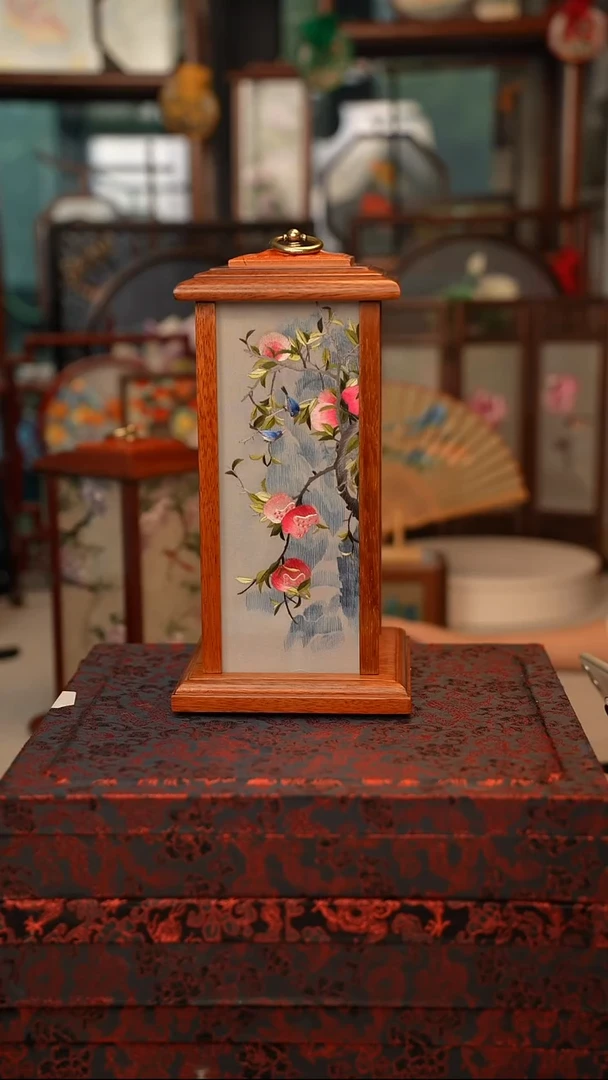 扇子C****?黄花梨宫灯，落地高度30CM,宽度16CM 送线，送锦盒