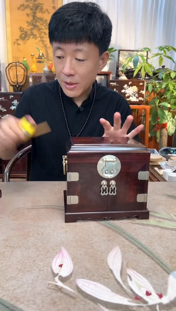 紫檀木类成套家具小叶紫檀 檀香紫檀官皮箱云锦22*16*20