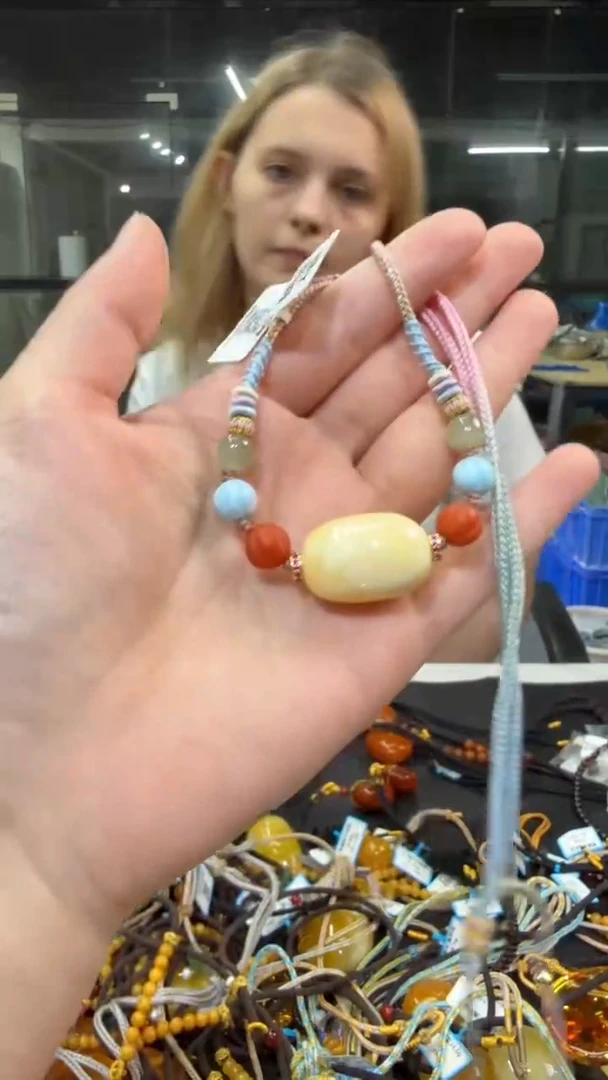 琥珀颈饰未镶嵌假一罚三