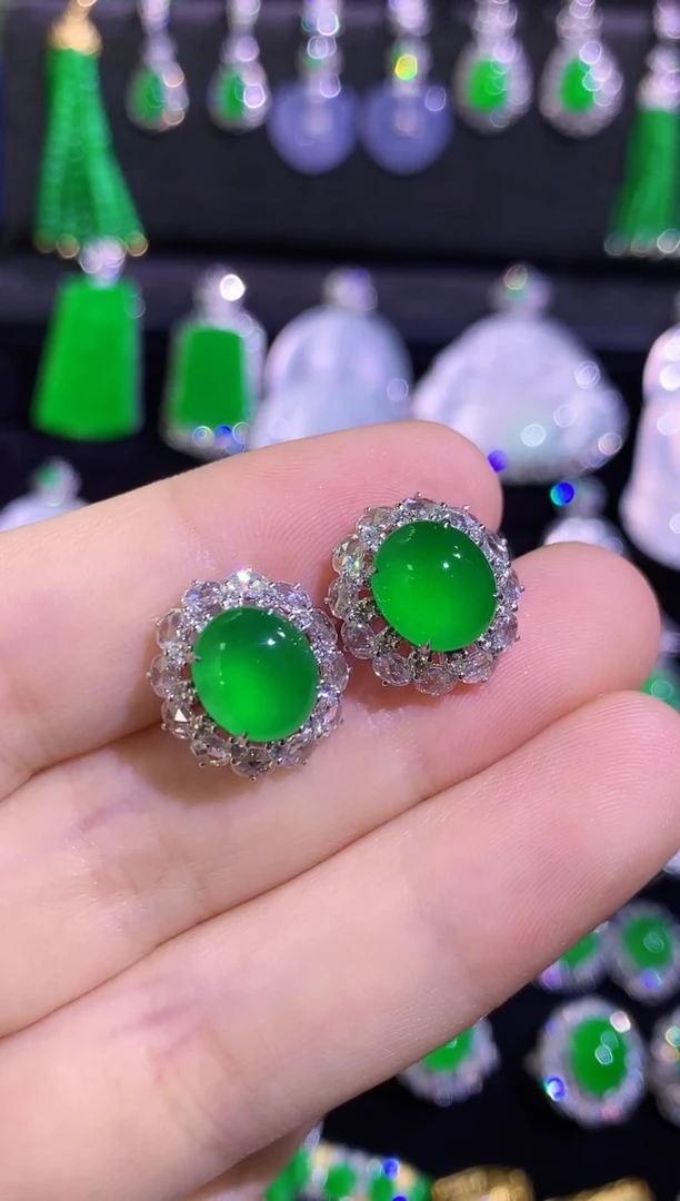 18K金镶嵌翡翠耳饰高冰玻满绿蛋面起光