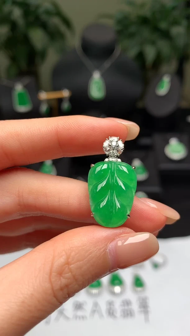 颈饰18K金镶嵌翡翠叶子