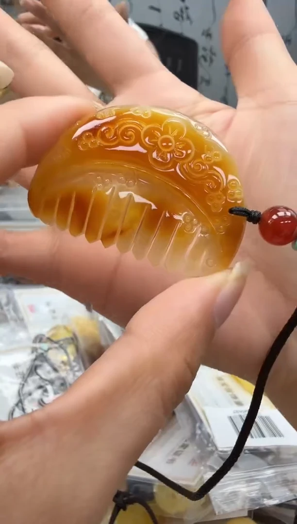 未镶嵌琥珀裸石如图