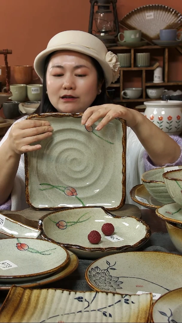 陶瓷A526 一只陶瓷手绘荷花黑点方盘25*3.5可能微瑕