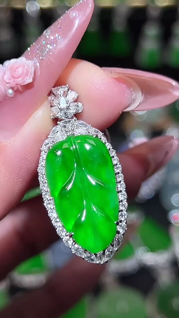 18K金镶嵌挂件翡翠吊坠