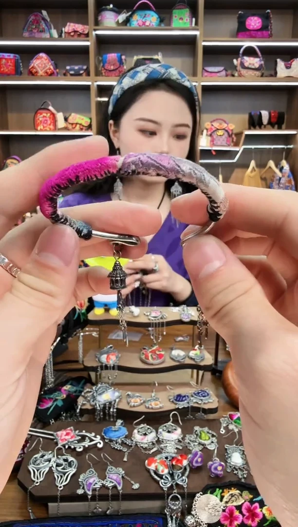 【闪购商品】织绣112蒙阿苏苗绣传承