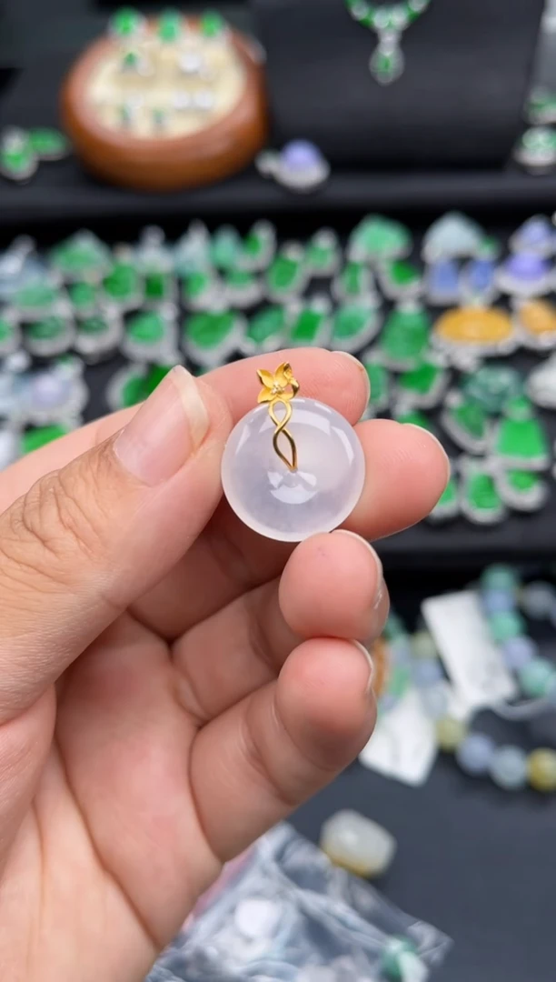 翡翠18K金镶嵌吊坠(不含链)多人