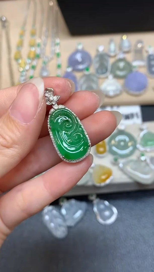 颈饰18K金镶嵌翡翠如意【无服务费