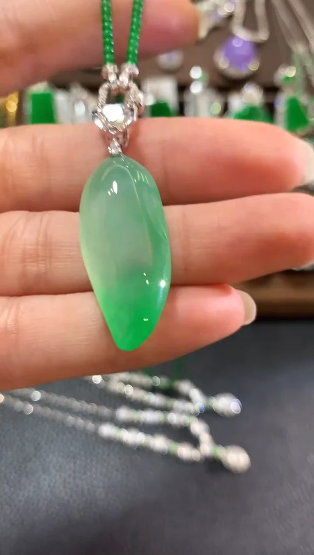 吊坠(不含链)18K金镶嵌翡翠小**⭐m30