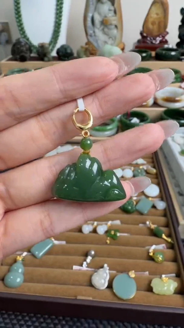 颈饰18K金镶嵌和田玉挂件