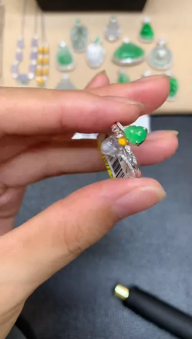 18K金镶嵌戒指翡翠葫芦【无服务费