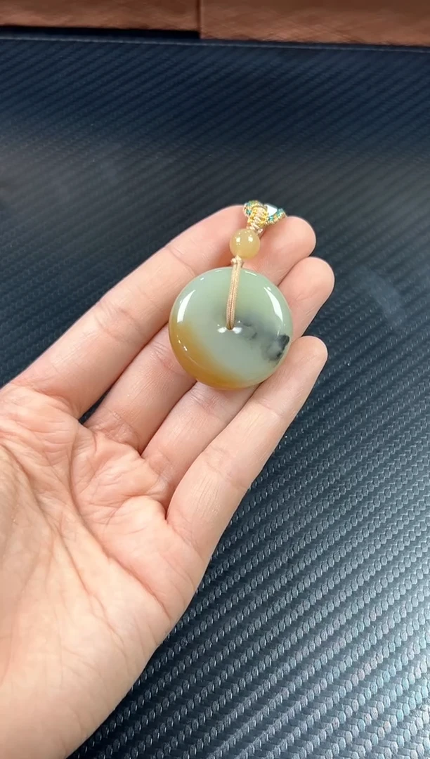吊坠(赠链)未镶嵌和田玉若羌微色差