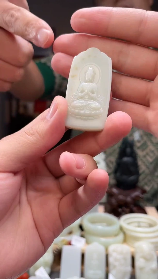 颈饰未镶嵌和田玉吊坠微瑕