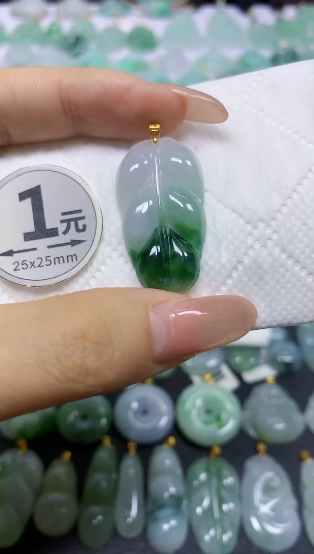 颈饰18K金镶嵌翡翠天然翡翠A货