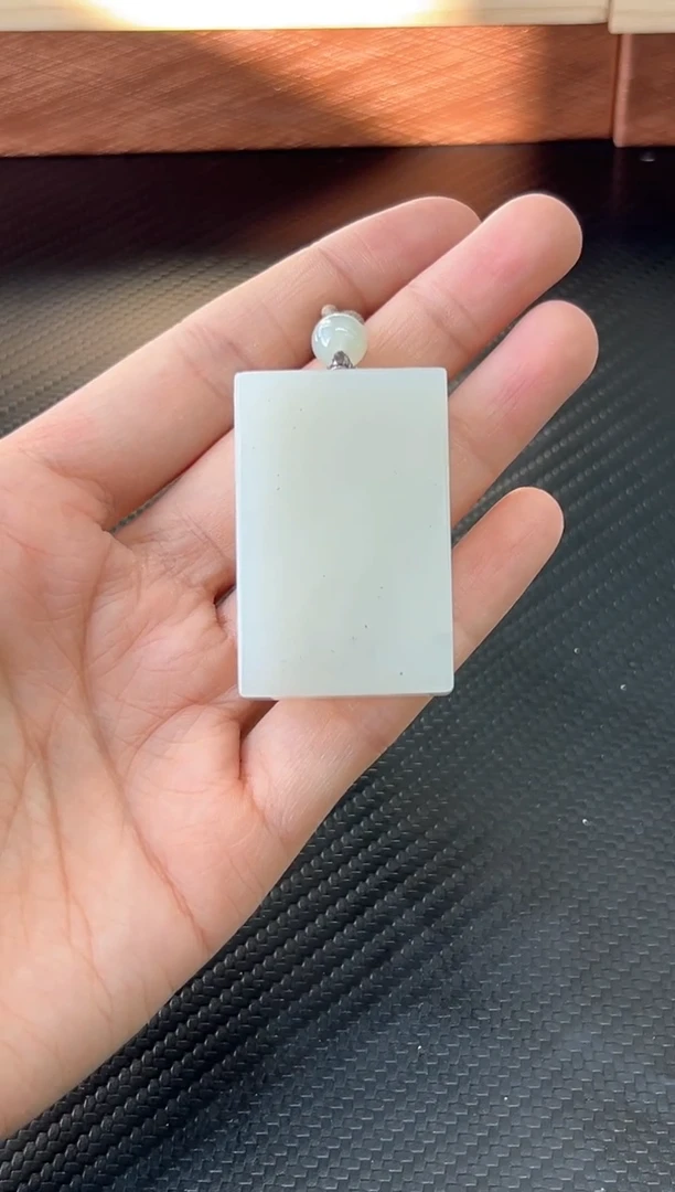 吊坠(赠链)未镶嵌和田玉黑山微色差 吊坠m