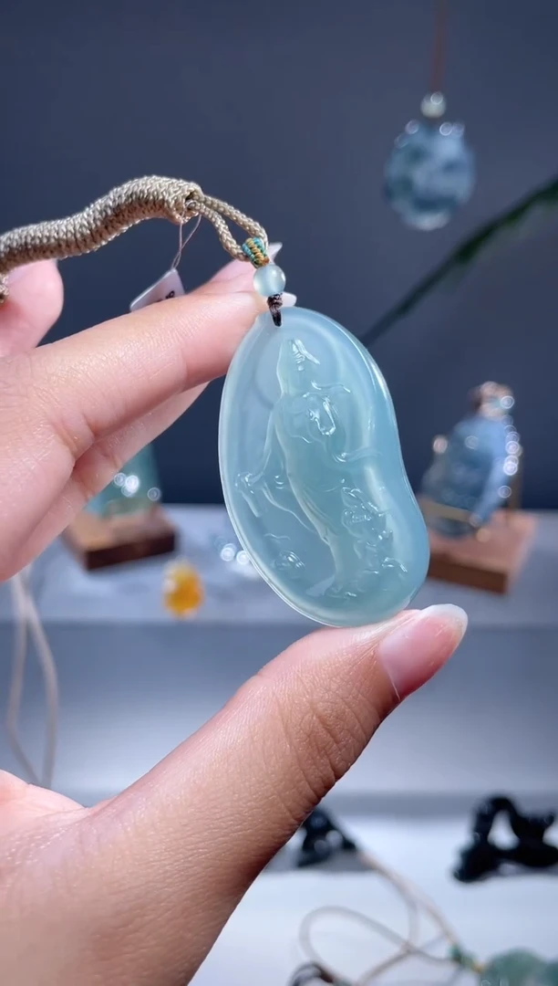 翡翠未镶嵌颈饰站观音