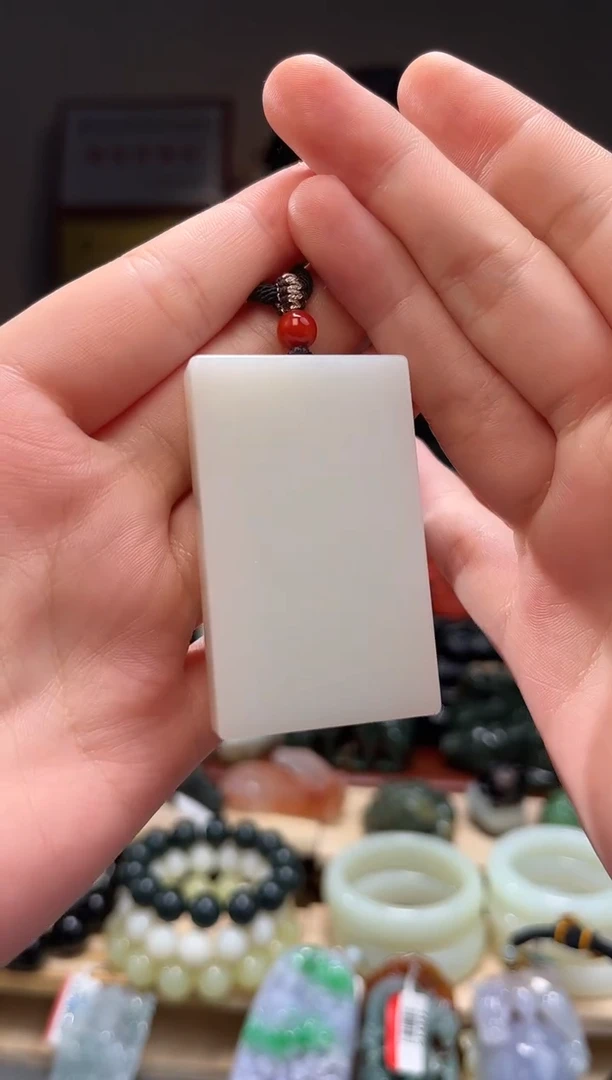 颈饰未镶嵌和田玉吊坠