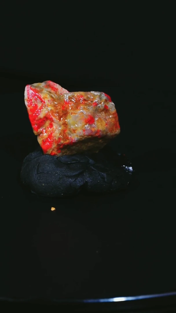 昌化石层**染昌化鸡血石