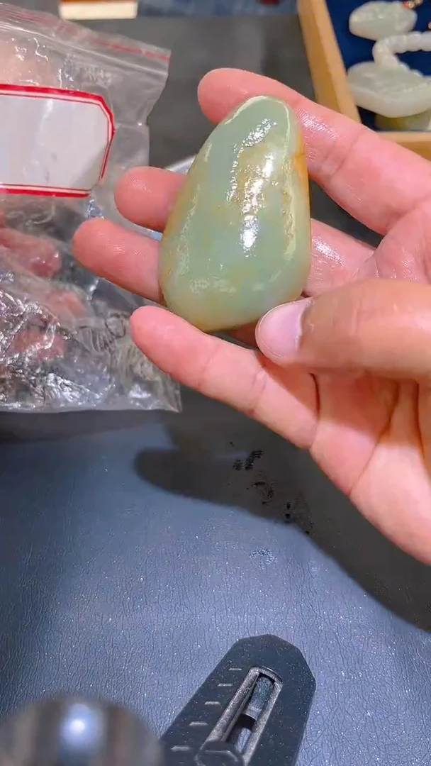 和田玉（青玉）未镶嵌把件春**物和田玉原石