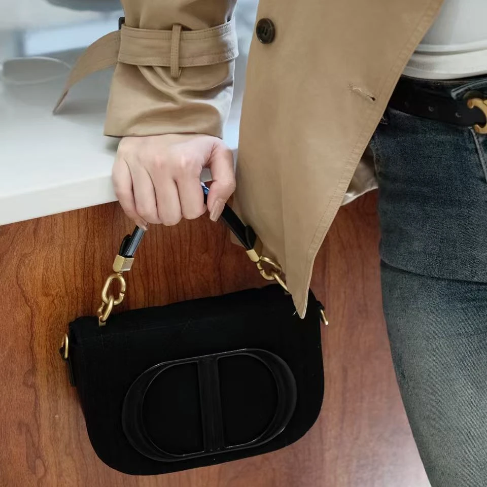 卡尔 蔻斯时尚百搭猪鼻子马鞍包CK25941A黑色