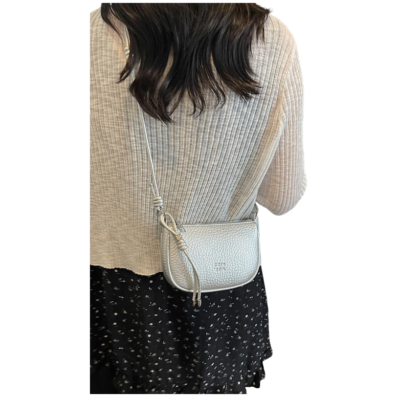 夏天高级感通勤小众手机斜挎小包包女2025新款时尚皮质银色单肩包