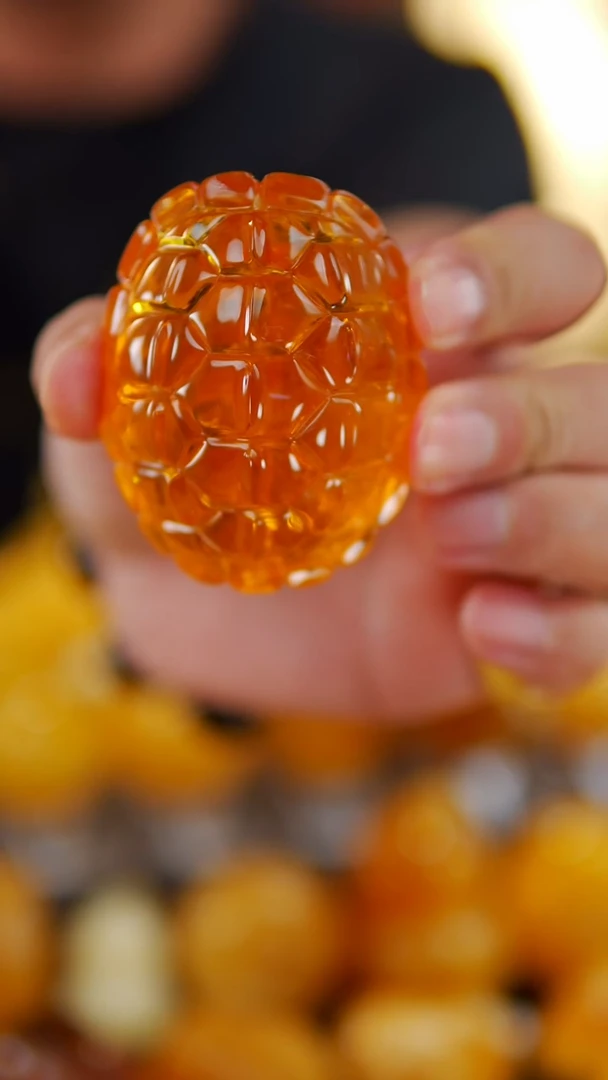 裸石琥珀未镶嵌金沙富甲手把件60.8