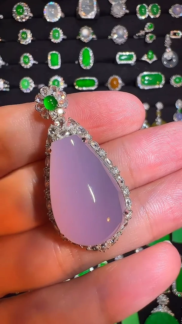 18K金镶嵌挂件翡翠吊坠