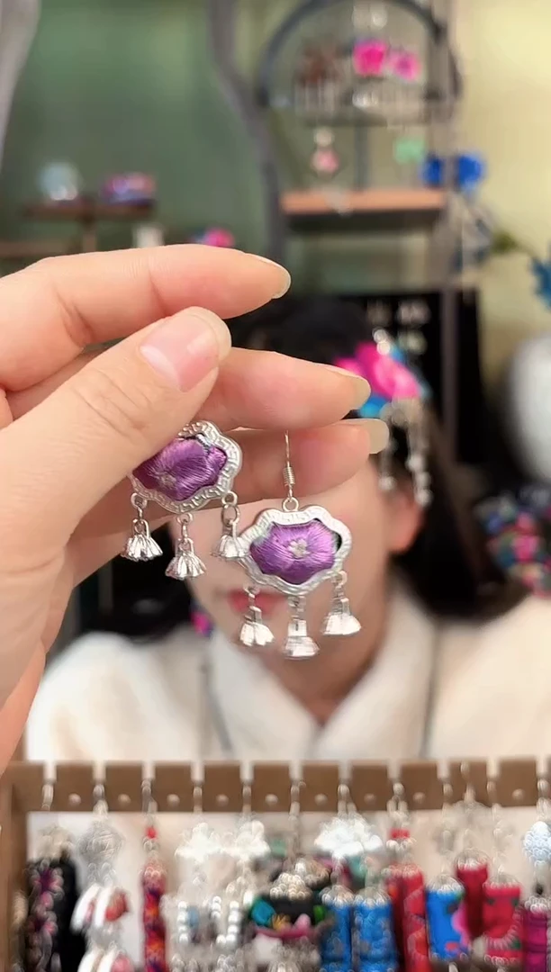 彩云南阁非遗老绣苗银饰品171