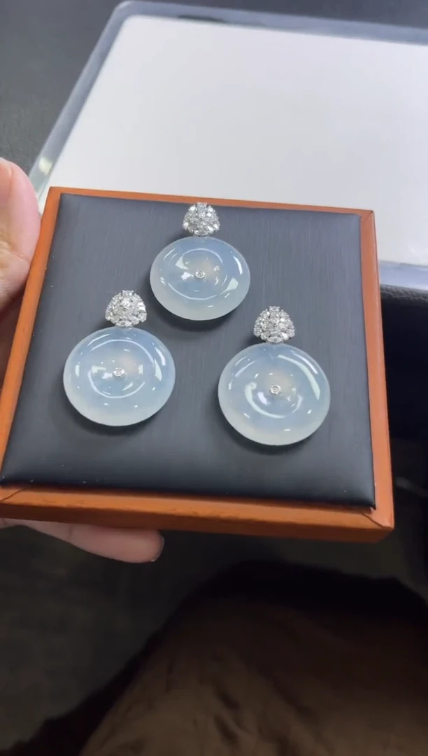 颈饰18K金镶嵌翡翠年****?V364/多样性发一件/配绳子