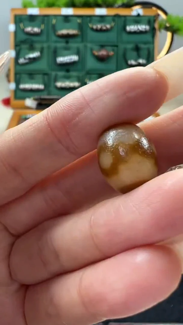 玛瑙/玉髓（覆膜）颈饰未镶嵌38.（微瑕）