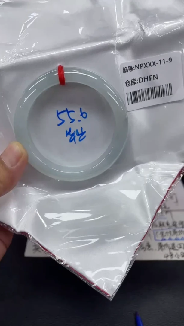 翡翠手镯未镶嵌翡翠手镯