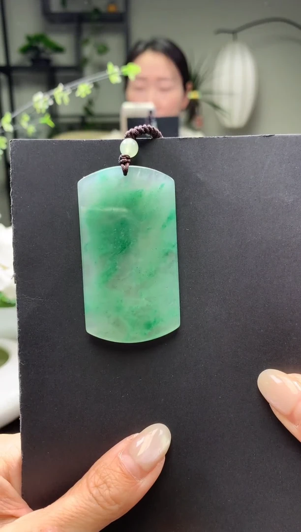 颈饰未镶嵌石英质玉大*哥无事牌